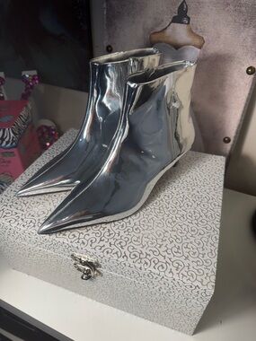 Gianni Bini Women's Metallic Silver Pointed Toe Ankle Booties New